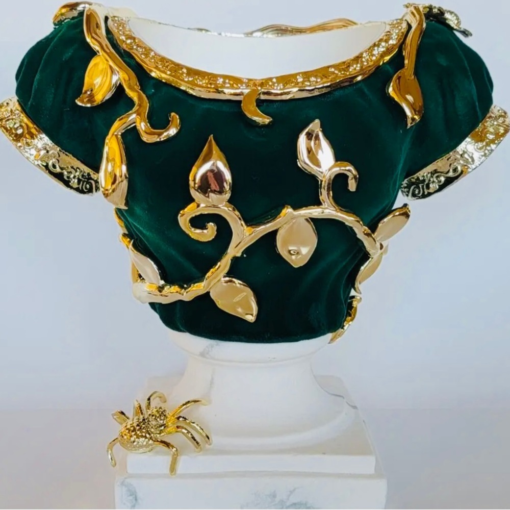 BBW HEADLESS BUST PEDESTAL 3-WICK CANDLE HOLDER. BNWT